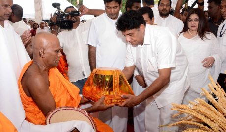 සජිත් ප්‍රේමදාස ආශිර්වාද ලබයි