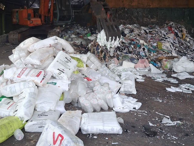 කිලෝ 2,040ක පමණ නීතිවිරෝධී ලන්ච් ෂීට් තොගයක් විනාශ කෙරේ