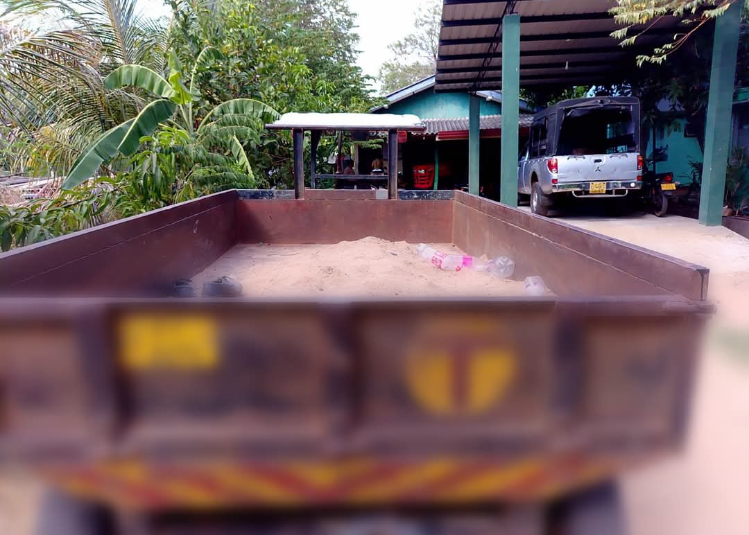 නවීමලයා අභයභූමියේ නීති විරෝධීව වැලි ගොඩදැමූ පස්දෙනෙකුට ඇප