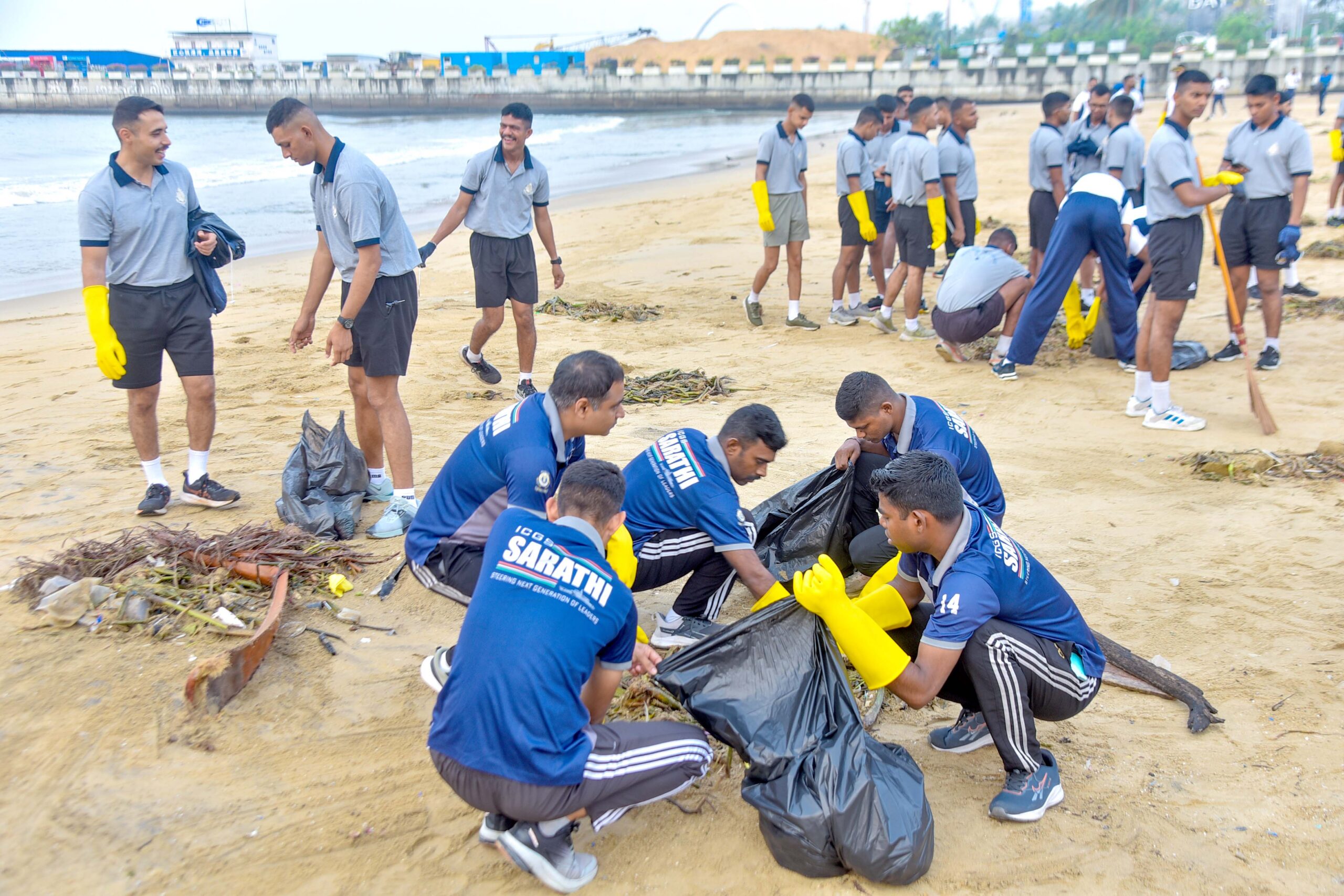 ඉන්දීය සහ ශ්‍රී ලංකා නාවික හමුදා එක්ව ගාලු මුවදොර වෙරළ පිරිසිදු කරයි