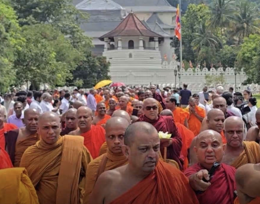 ඥානසාර හිමියන්ගේ සිවුර ඉවත් කිරීමට විරෝධය පළ කරමින් මහනුවරින් භික්ෂූන් වහන්සේලාගේ පා ගමනක්