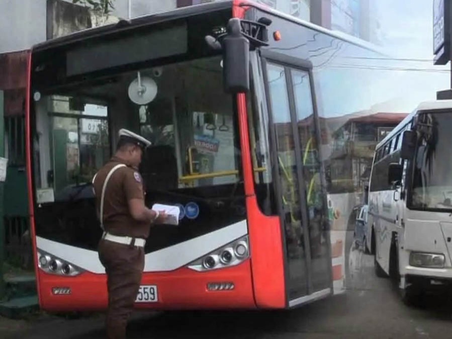 මෙට්‍රෝ බස් රථයක හිතාමතා ගැටුණු බවට සැකපිට බස් රියදුරෙකු අත්අඩංගුවට